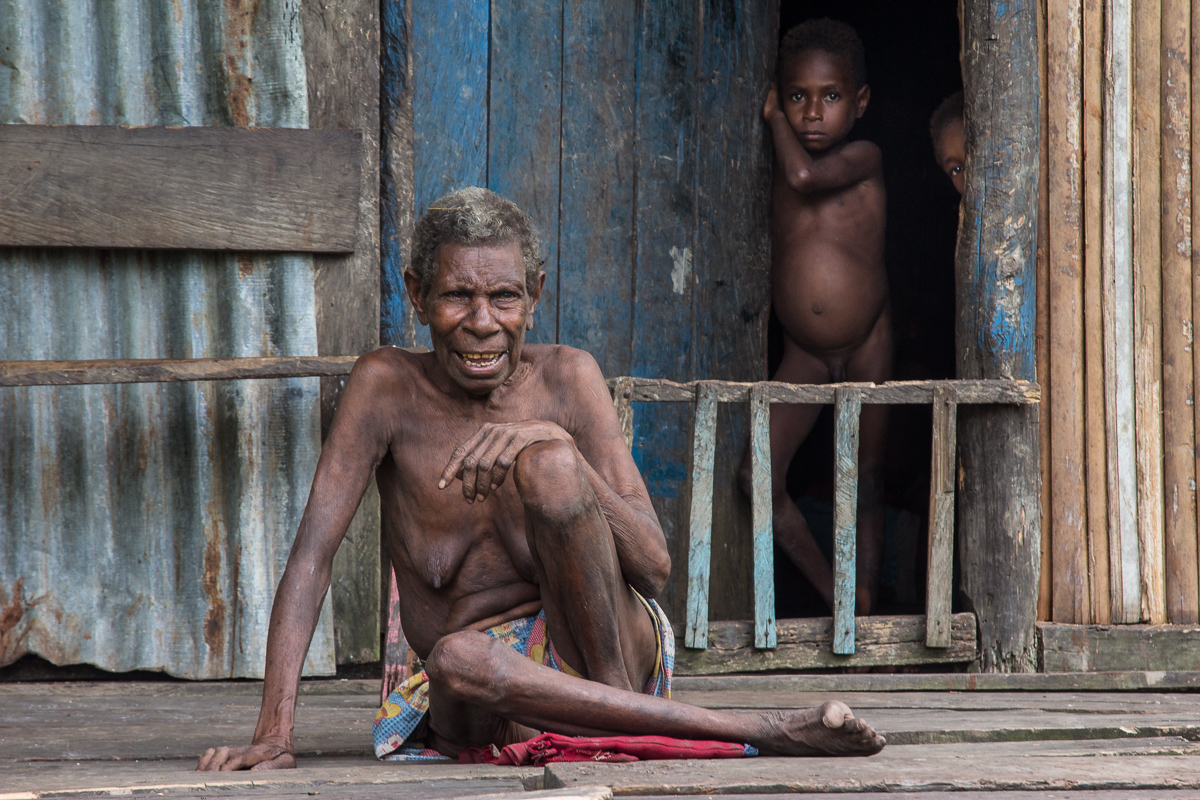 Asmat vrouw met kinderen in Ewer op het eiland Papoea in Indonesië