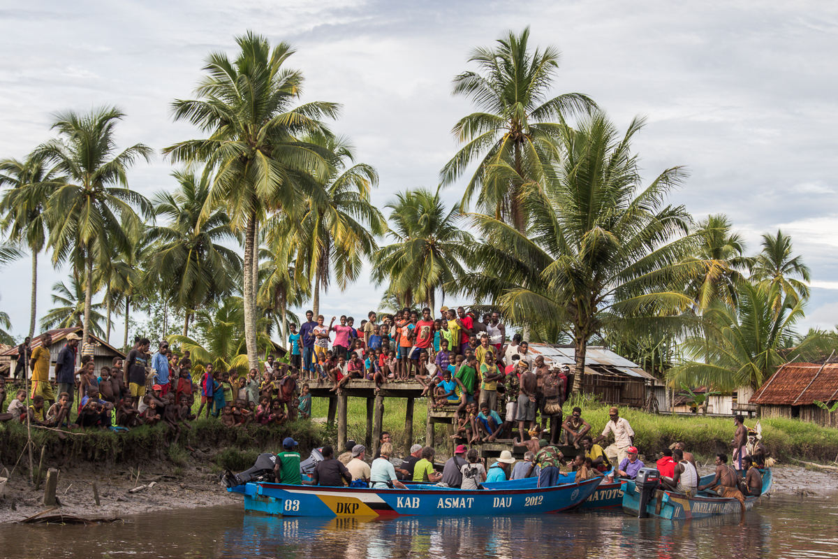 Afscheid van het dorp Pirien op het eilland Papoea in Indonesië