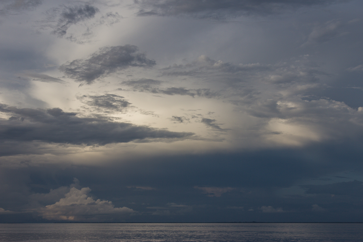 Zonsondergang op de Arafurazee in Indonesië