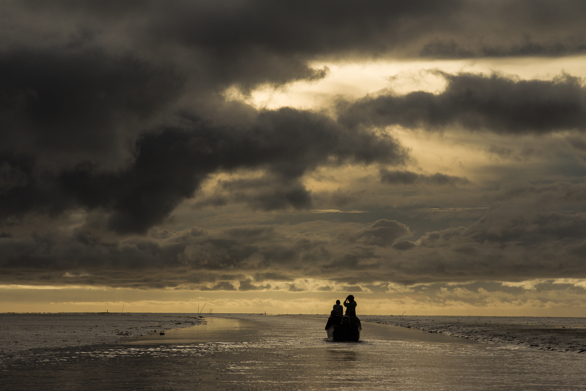 Donkere wolken boven de Arafurazee