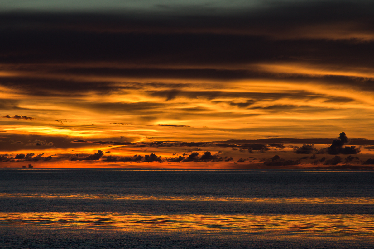 Zonsondergang bij de Molukken