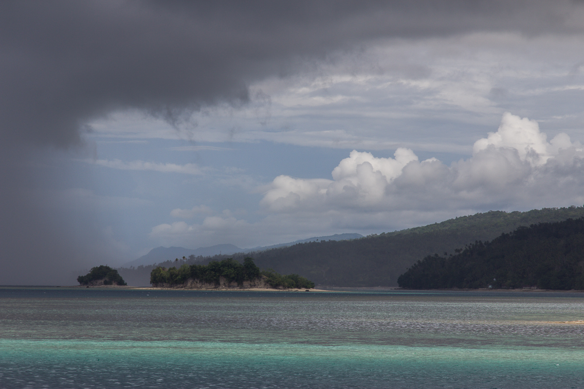 Aan de kust van Kai Besar in Indonesië