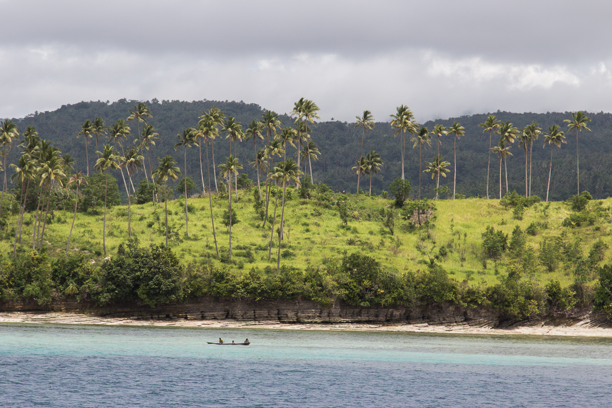 Aan de kust van Kai Besar in Indonesië