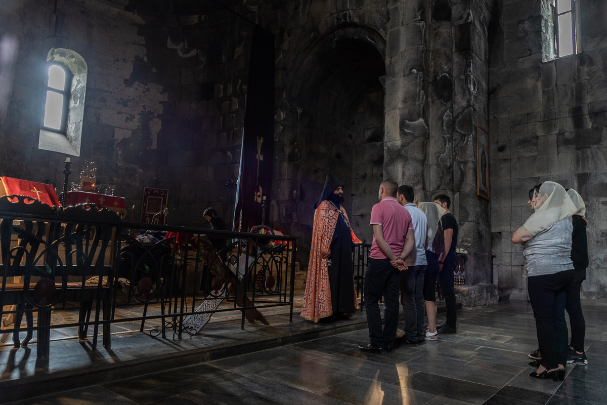 Dienst in de Sint Gregorius kerk in het kloostercomplex van Tatev