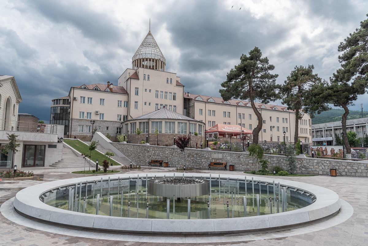 Straatbeeld in Stepanakert met op de achtergrond het presidentieel paleis