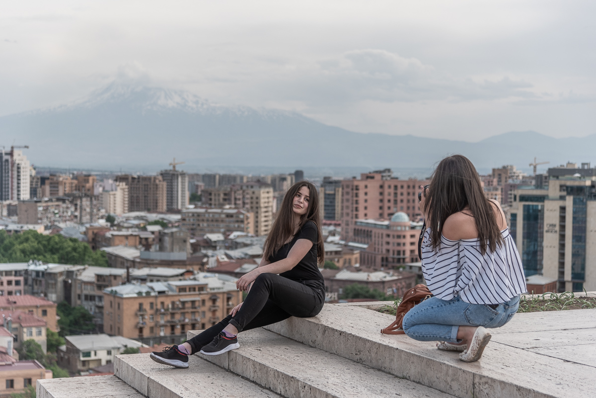 Fotosessie in Jerevan met de berg Ararat op de achtergrond