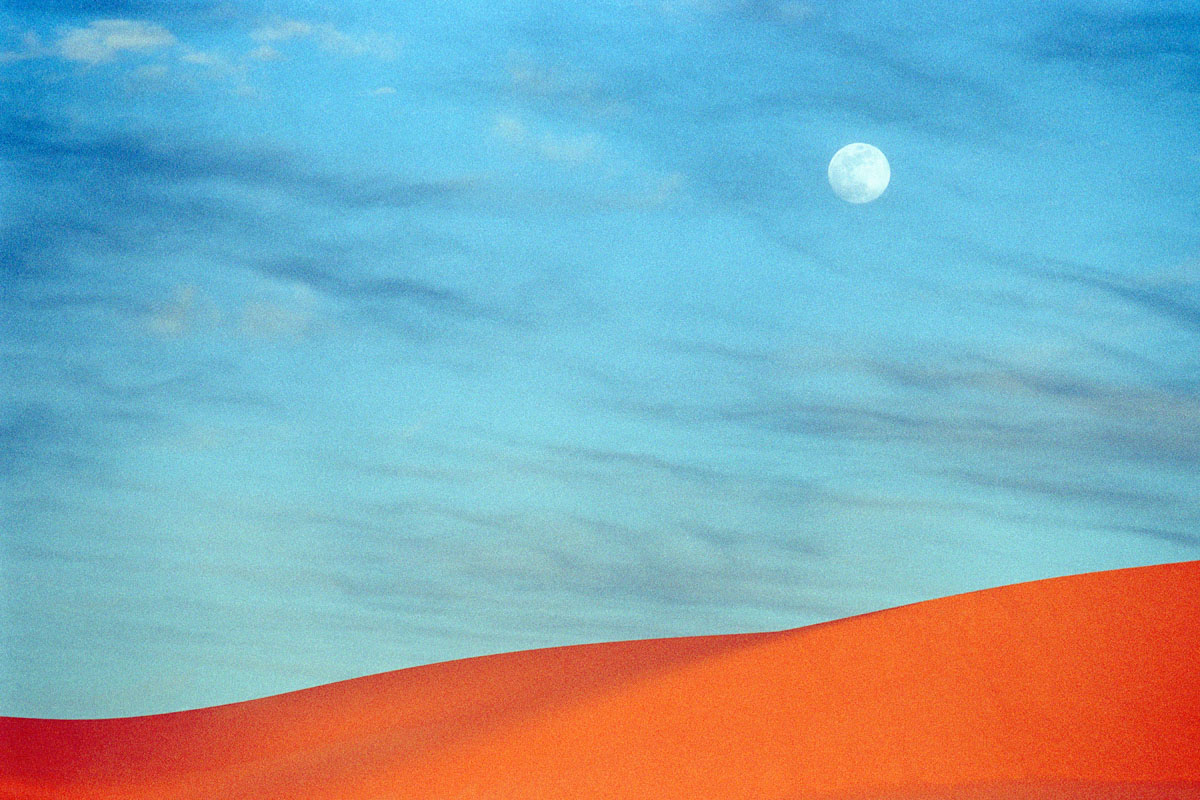 Rode zandduin met maan en blauwe lucht | Sahara | woestijn | Libië