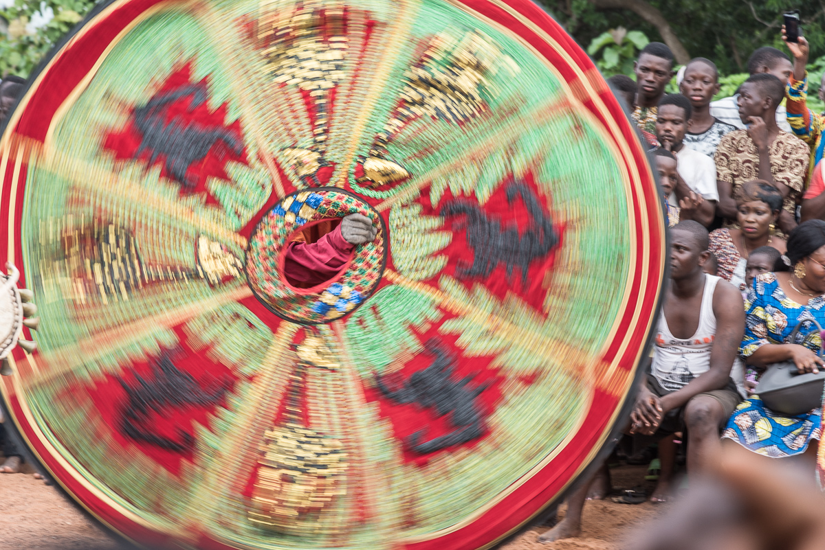 Dansen en muziek horen bij dit voodoo ritueel in Benin in West-Afrika