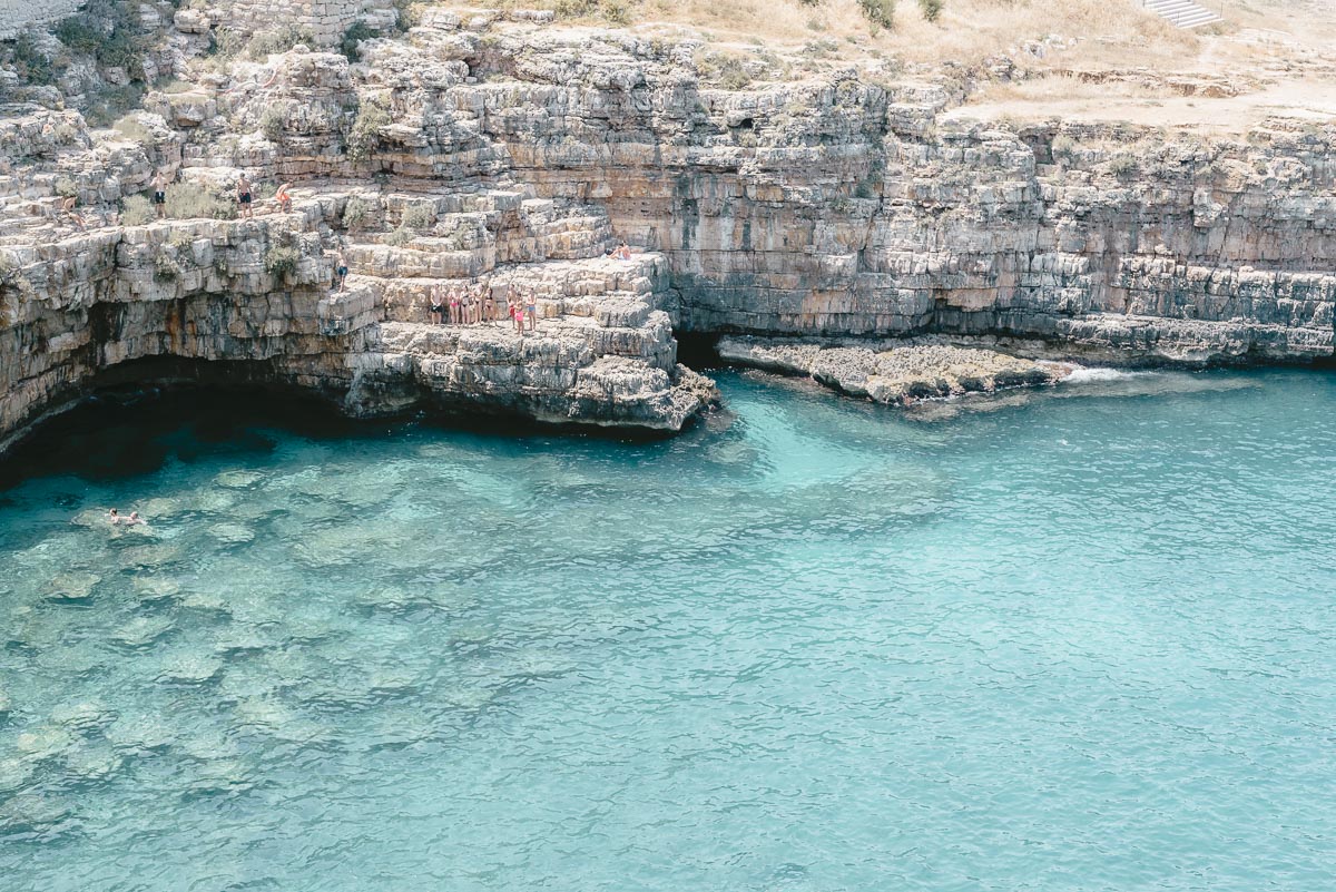 Rotsen aan de kust van Polignano a Mare Italië