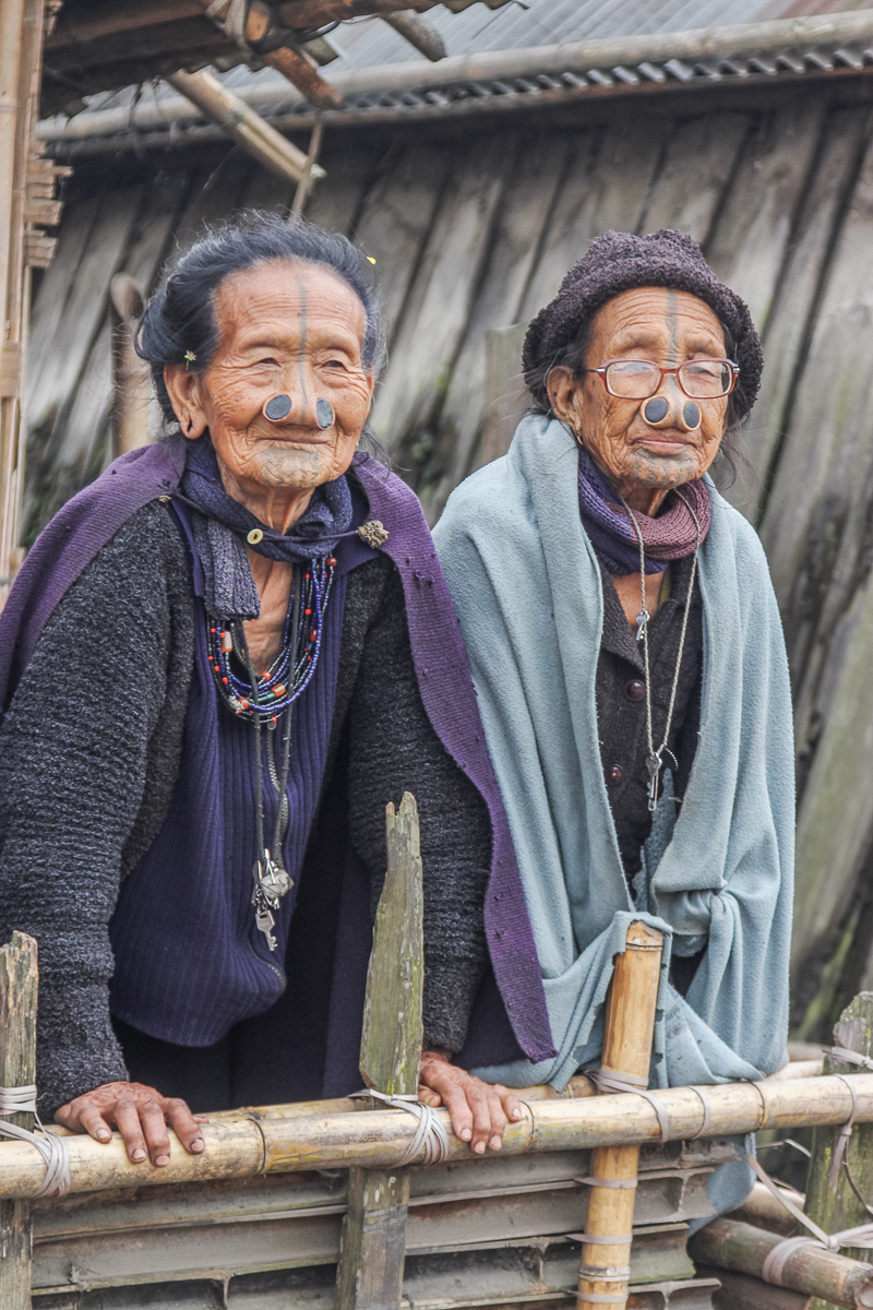 Apatani vrouwe min het dorp Hari in Arunachal Pradesh in India