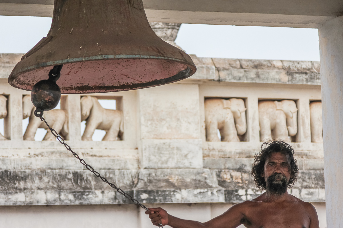 Klokkenluider van de Mahima Dharma religie in Orissa in India.