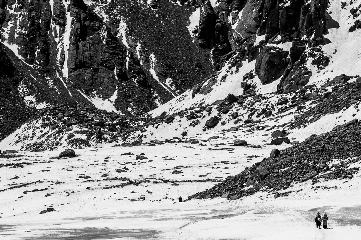 Pelgrims wandelen een kora rond de heilige berg Mount Kailast in Tibet.