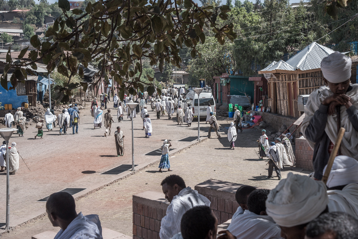 Straatbeeld in Lalibela vlakbij de plek waar afscheid genomen wordt van iemand die overleden is