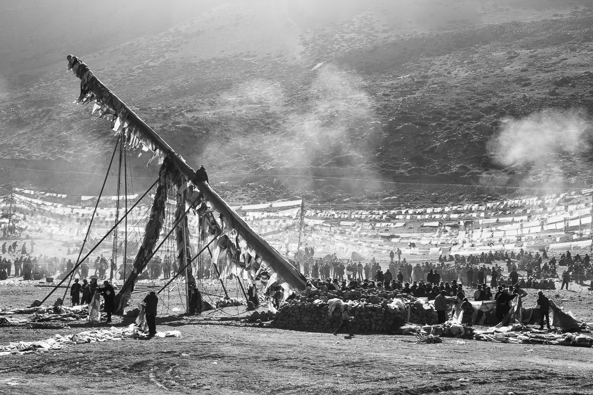 Gebedsvlaggen worden vervangen tijdens het boeddhistische festival Saga Dawa in Tibet.