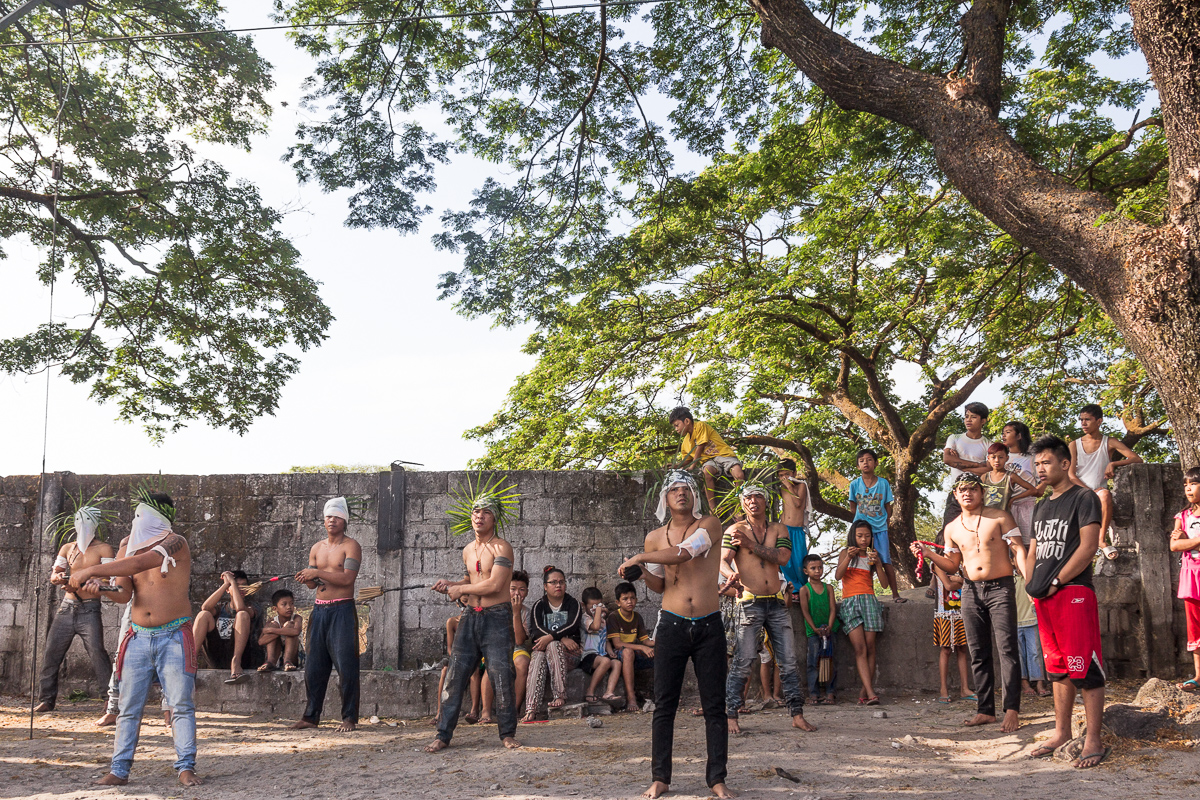 Zelfkastijding op Witte Donderdag. Mannen hebben net wonden op hun rug gekregen en gaan zichzelf met houten klossen op de rug slaan.
