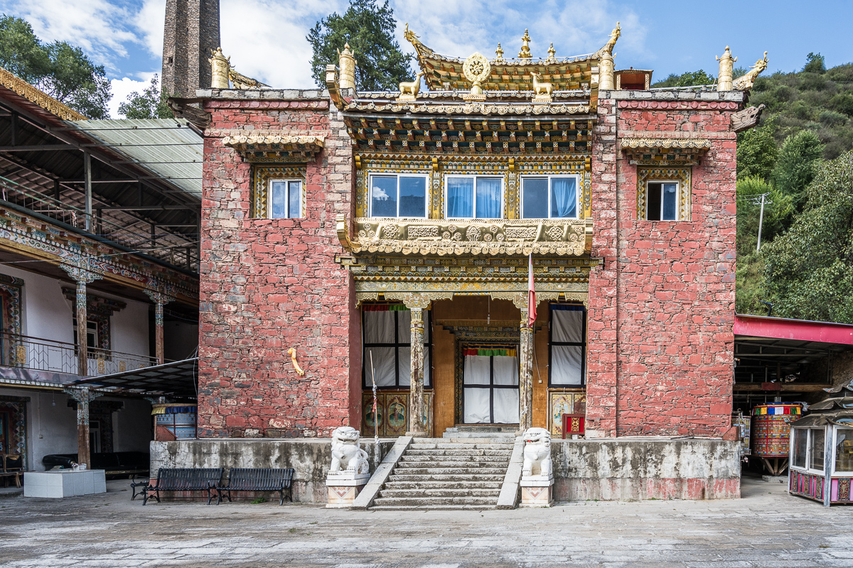 Tempel in het Tibetaanse dorp Zhibo