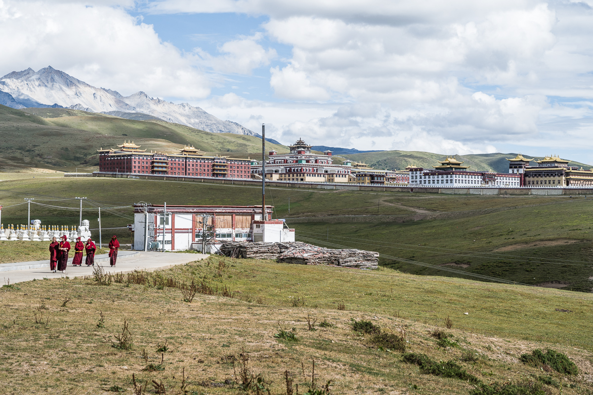 Muya tempel met op de achtergrond Mount Gongga