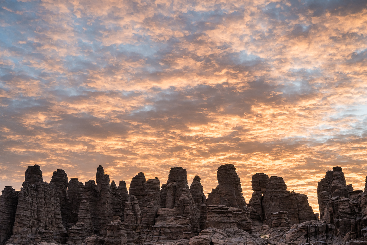 Zonsopkomst in Tassili n'Ajjer in de woestijn